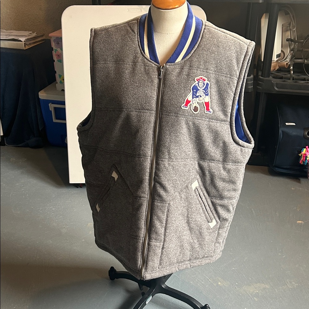 Mitchell & Ness Gray sleeveless Jacket with Blue Accents and a football logo